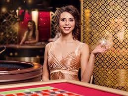CashClub Live Roulette ဂိမ်းတွင် တိုက်ရိုက် Roulette ဒီလာနှင့် ကစားနေသော မြင်ကွင်း
